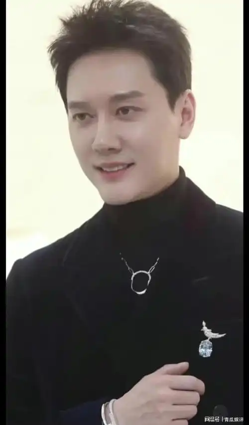 最近的一次拍摄中,冯绍峰颜值好像回春了