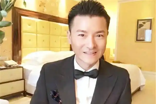 虽说他模仿刘德华的本事一时无人能比,可模仿说到底只是个短期的法子