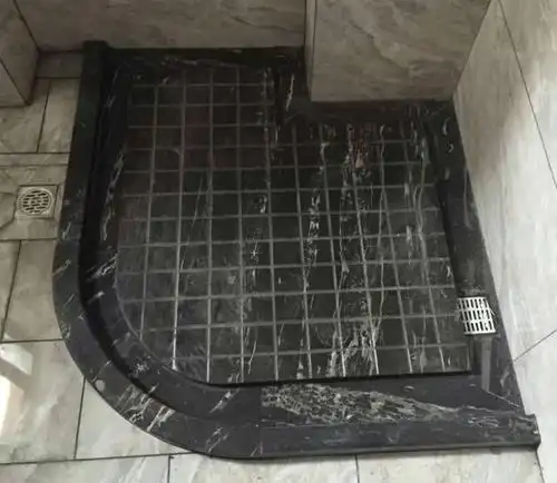 师傅在淋浴房地面铺这个,比瓷砖好看又防滑,太聪明了!