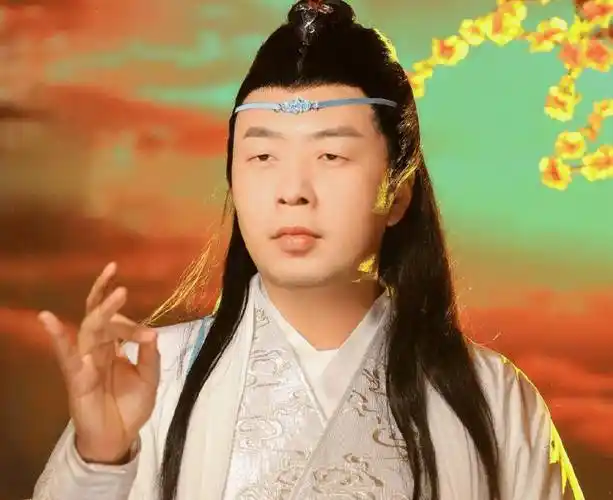 虽然在颜值上差距非常大,但不得不说还有一点神似的,但比起王一博版本