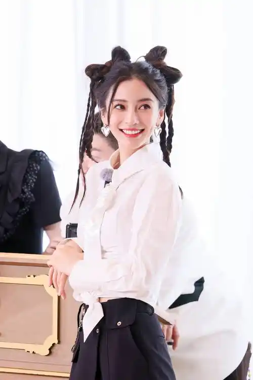 杨颖双马尾配蝴蝶结青春活力笑容甜美元气满满