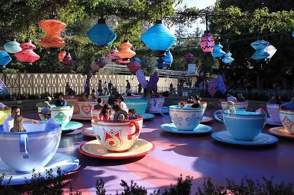 旋转茶杯.想坐那个粉色爱心的,但是被一对父女抢走了>