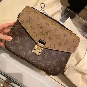 胡兵推荐lv路易威登女包单肩斜挎包经典老花帆布手提邮差包m44875