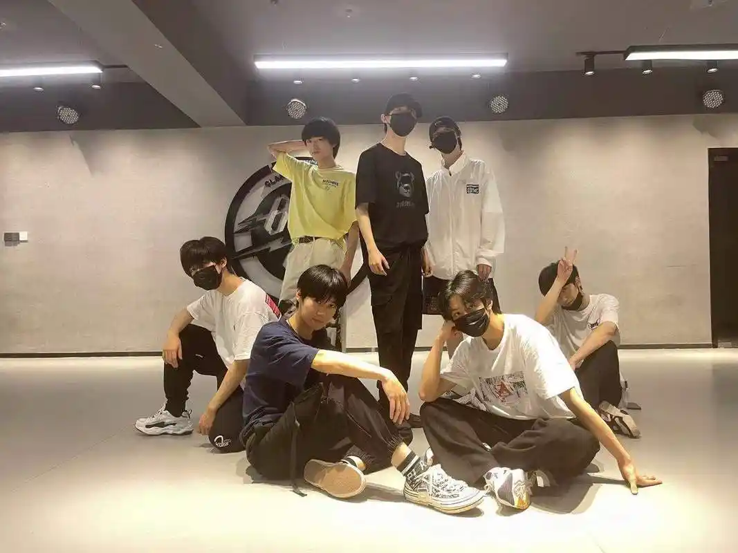 明星丨时代少年团全员集合完毕官博凌晨0007投递七人最新合影