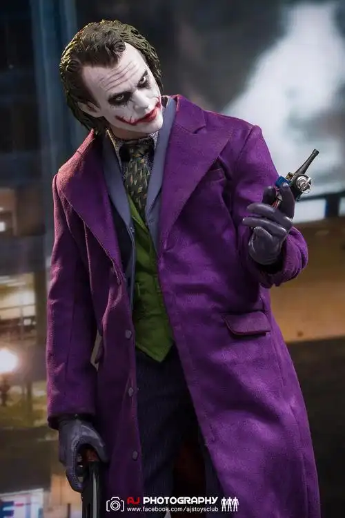 《蝙蝠侠:黑暗骑士》小丑1:4比例珍藏人偶实物图 极致演绎
