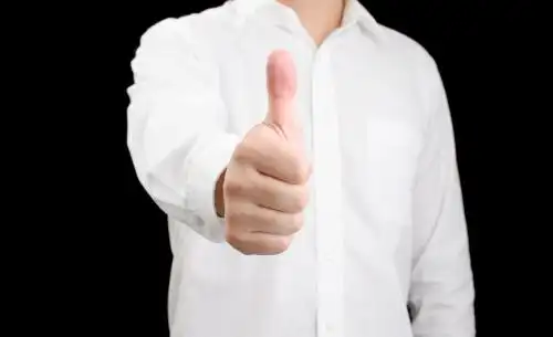 白领职业男性大拇指点赞