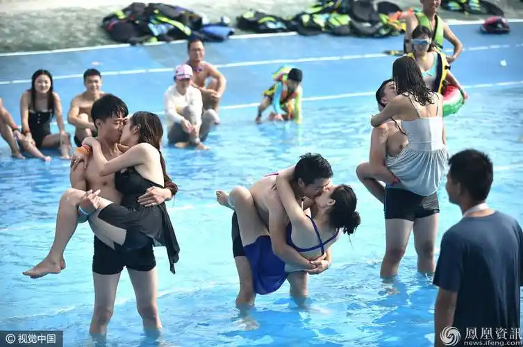 情侣水中接吻大赛(图)