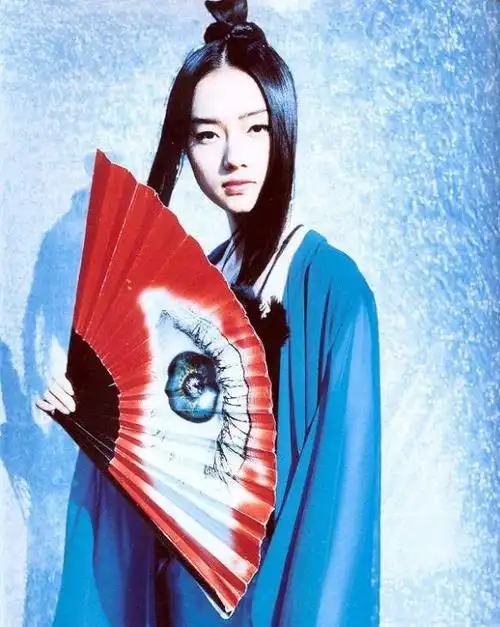 韩流鼻祖李贞贤将结婚,扇子舞指尖麦克风引回忆,其老公