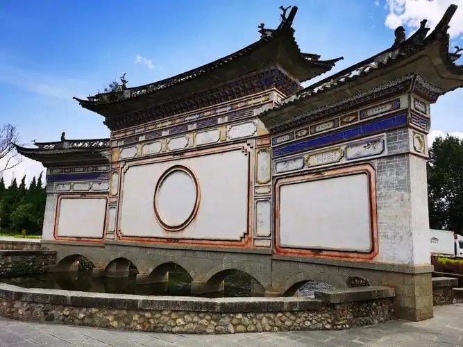 大理白族的照壁墙.蝴蝶泉景区游览从这座照壁墙出发.