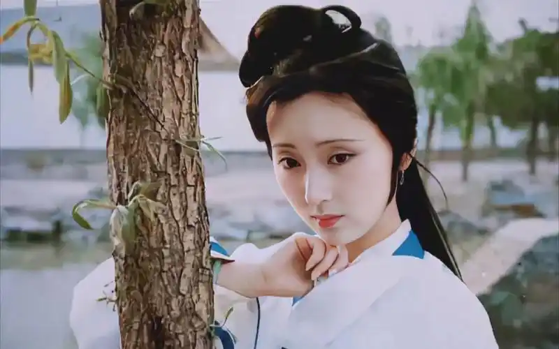 解读87版《红楼梦》第04集:宝黛初会荣禧堂:一见钟情,谁为谁心?