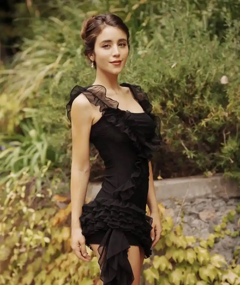 新手帮扶计划# 性感女星凯丽64考恩(caylee cowan),身穿黑色低胸