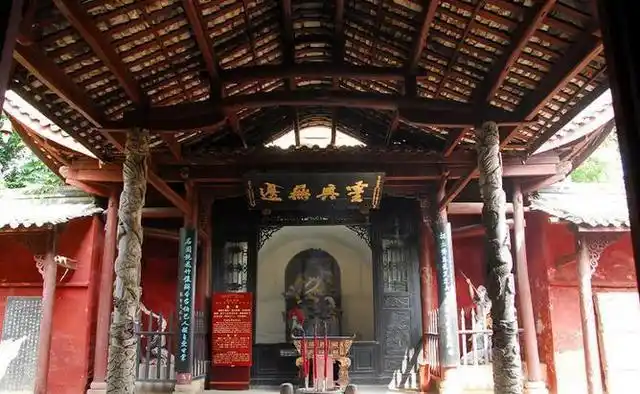 张飞墓坐北向南,全用黄沙土垒成,隆然高起,宛若一座椭圆形的山丘,墓周