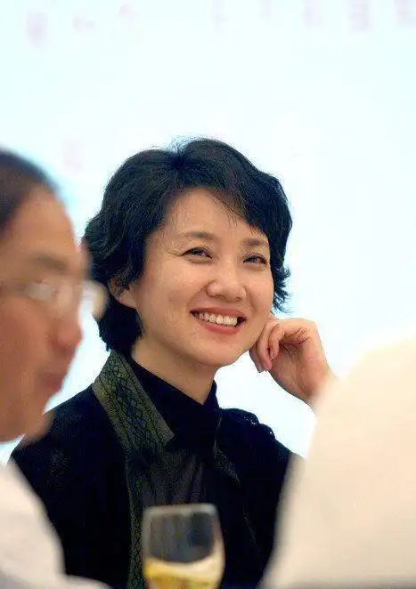 "央视名嘴"李修平,一婚嫁给初恋,42岁再婚到如今无子依旧幸福