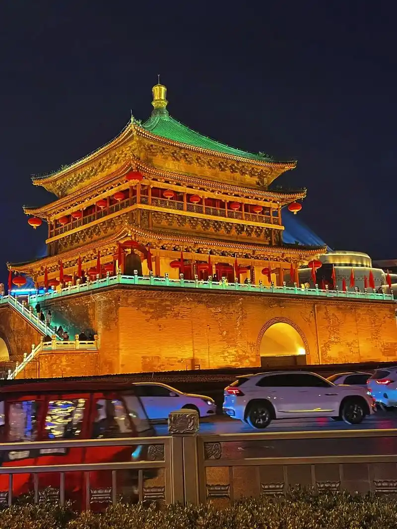 总要去趟西安吧,走一走饱经风霜的城墙,登高去俯瞰一下钟鼓楼, - 抖音