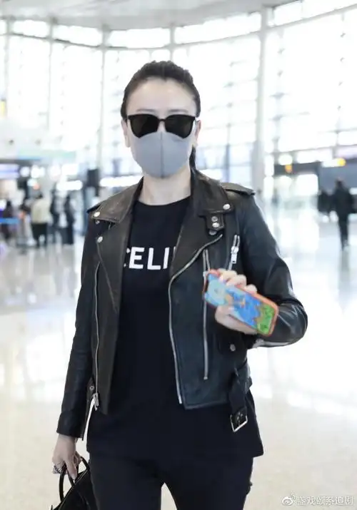 机场街拍毛俊杰黑色皮衣黑色t恤链条靴酷飒美丽