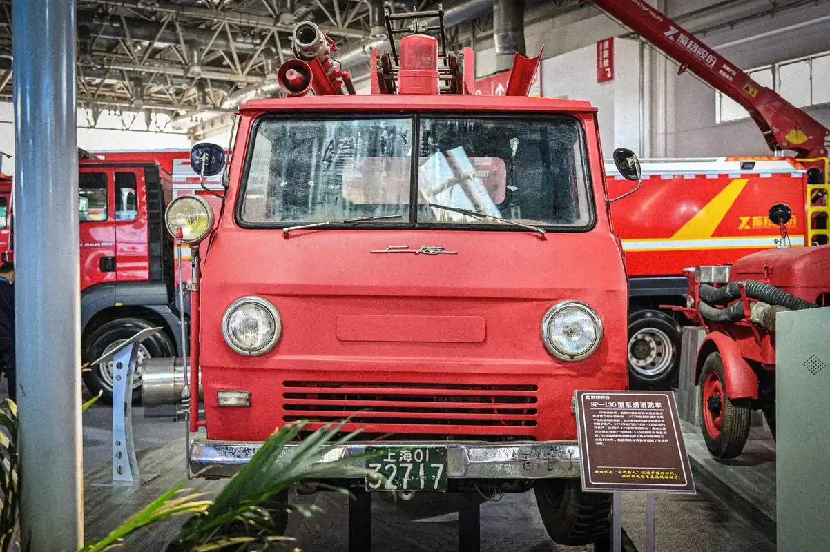 上海震旦 sh-130 水罐消防车.悬挂86式车牌的上海sh - 抖音