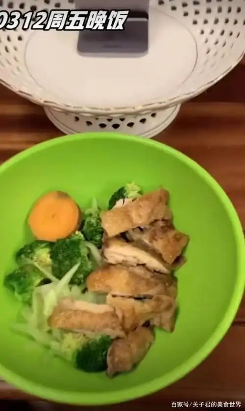 尹正晒的减肥餐走红,一日三餐都吃这些,网友:自律得让人心疼