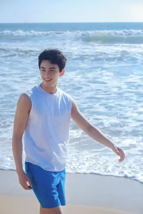 吴磊阳光帅气海边随拍写真_吴磊生活照图片_三千图片网