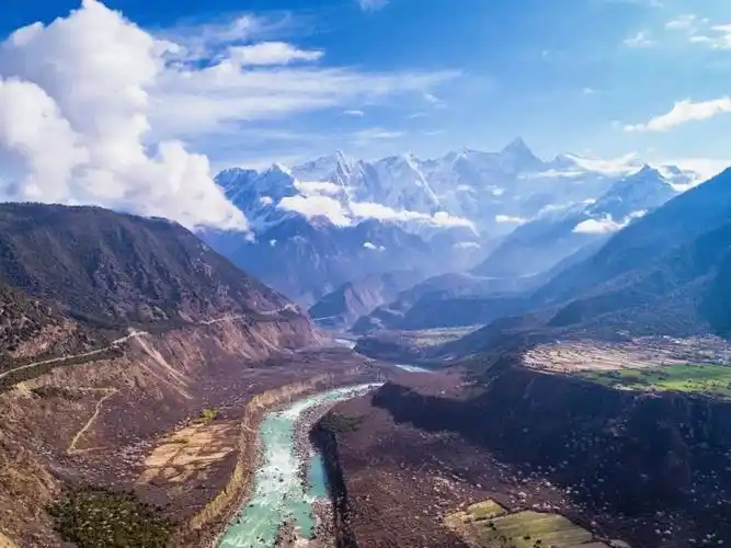 香格里拉何处寻 整个横断山脉,从它第一次被世界认识时,就被笼罩在了