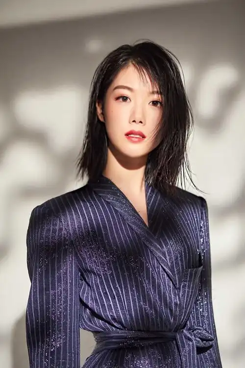 演员王婷初冬写真曝光造型简约时尚独具魅力