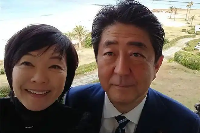 无法生育爱喝酒爱追星的安倍昭惠为啥被安倍晋三宠成小公主