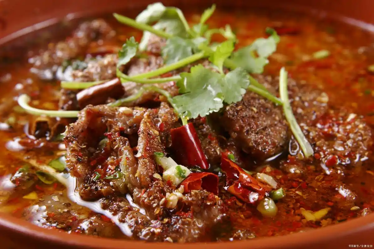 水煮牛肉以瘦黄牛肉为主料,搭配豆芽,莴笋等配菜烫煮而成.