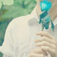 男生手拿玫瑰高清头像_微信头像图片大全