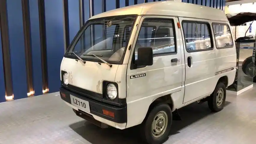 这就是五菱汽车的第一代面包车,也是当年的秋名山五菱神车哦