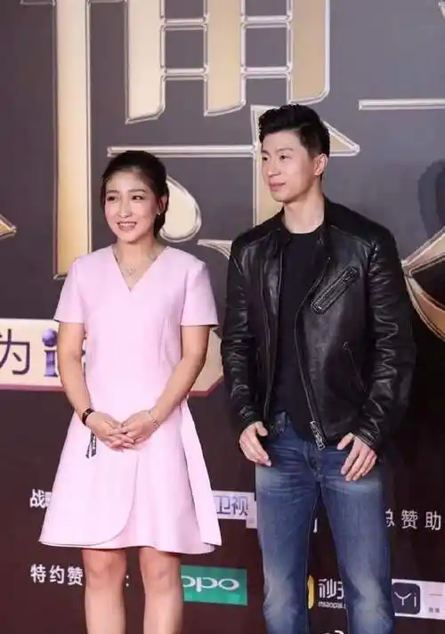 刘诗雯性感火辣的写真照穿红蓝双色丝袜网友年轻的感觉真好