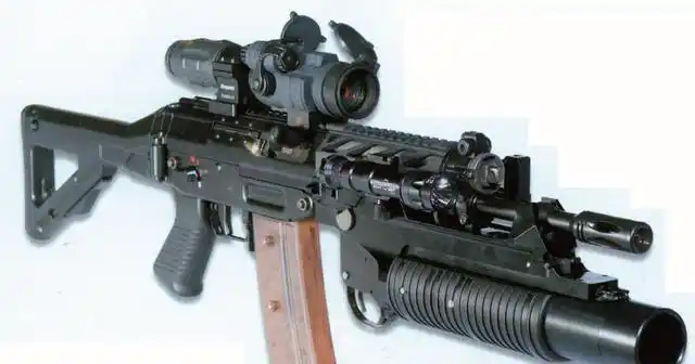 瑞士武器公司加装gl5340下挂式榴弹发射器sg5532突击步枪