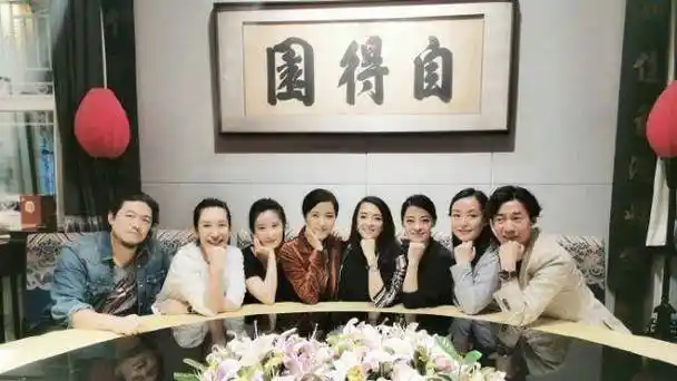 40岁章子怡晒同学聚会照,素颜条纹裙抢足风头,这衣品总c位出镜_汪峰