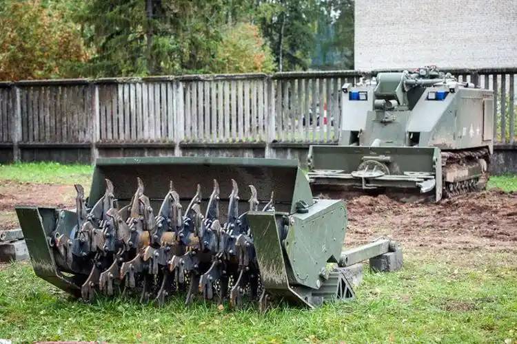 新型扫雷机器人亮相俄罗斯工兵演习