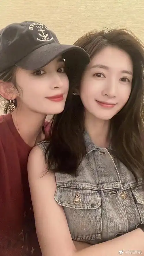 古力娜扎与江疏影合影自称朝阳区最美的人