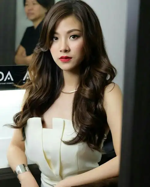 如何评价泰国女演员平采娜长相