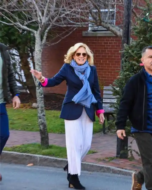 拜登当街喝奶茶真不服老,夫人和千金好美_吉尔_造型_家人