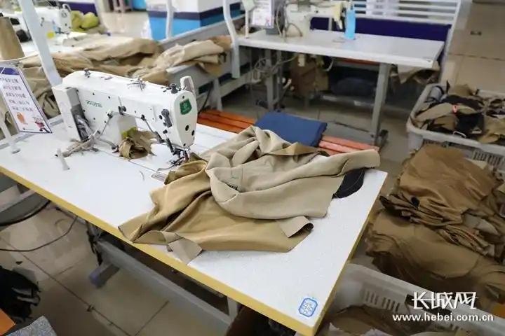 邯郸监狱"监狱开放日"活动现场,这是服刑人员工作车间.记者 李相伯 摄