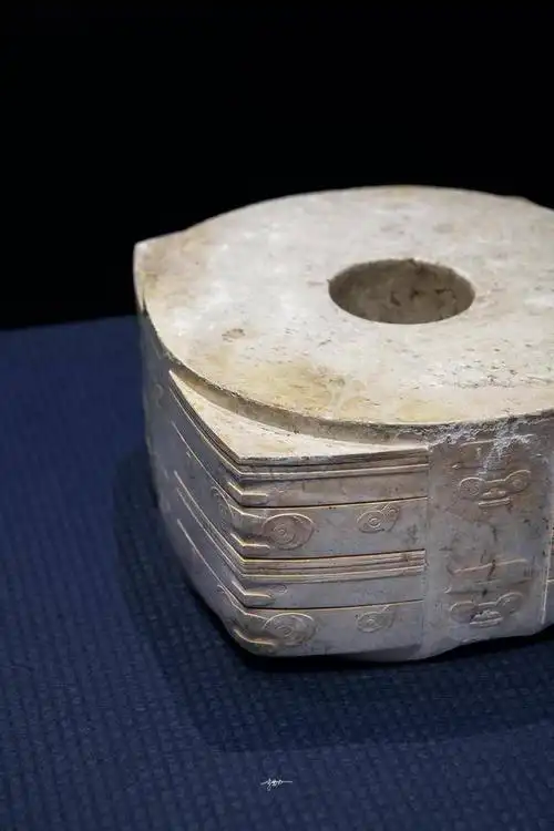 在良渚,看世界丨这位"良渚铁粉"在全国各地博物馆追拍良渚玉器_手机搜