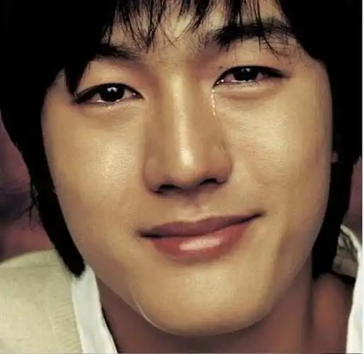 越来越多的男人为什么也很容易被感动流泪男生无奈笑着流泪的动漫头像