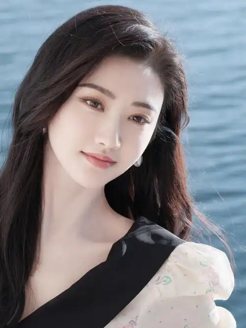 今天是景甜的生日,营业照片好漂亮大甜甜生日快乐,姐姐永远18岁# #red