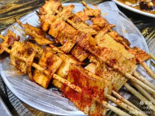 真正牛板筋,绝非学校门口那种,烤上来趁热吃香且韧性,如果冷了可能有