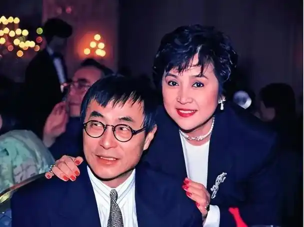 拥有着无人能及的主角光环,就连邓光荣和秦汉也只能在她身边做配角