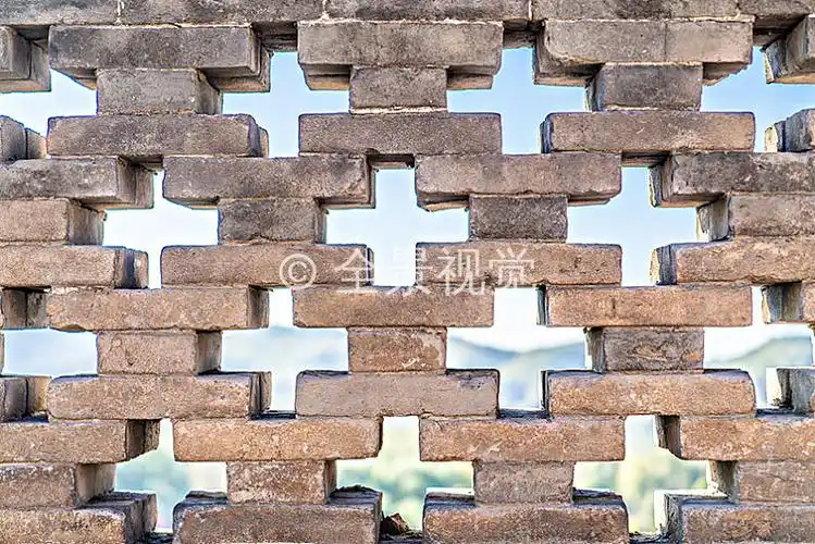 一面镂空的红砖墙