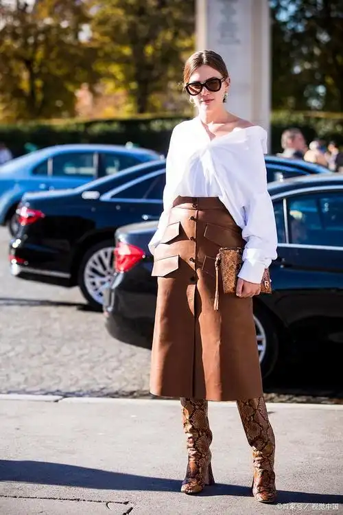 啡色半身裙子是一种优雅,时尚的服装,可以展现出女性的柔美和气质.