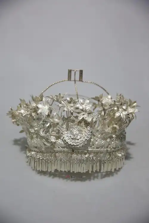 当代西江苗族银马头花是一件由贵州省民族