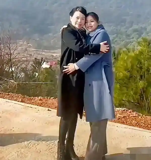 许敏和姚爸已经看开,姚家女儿和许敏相拥,并承诺会给他们养老