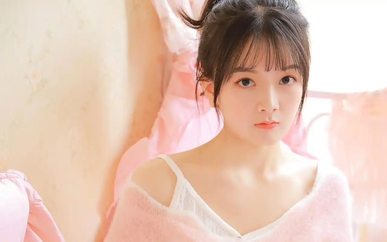 qq个性头像 手机壁纸 > 粉色毛衣美女高清写真桌面壁纸