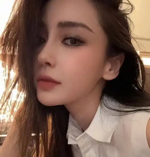 杨颖晒照庆贺节日,怼脸自拍状态佳,儿子小海绵身高快及妈妈肩膀
