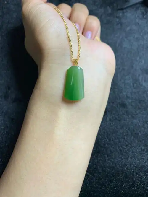 和田玉  #和田玉碧玉  #和田玉吊坠  #18小无事牌镶嵌款式图片无事