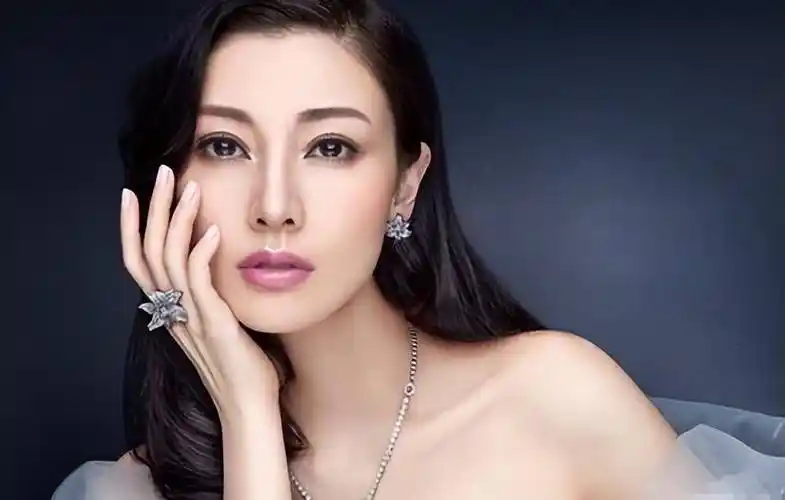 53岁李嘉欣晒近照,穿比基尼秀马甲线,发际线后移难逃头秃烦恼_头发