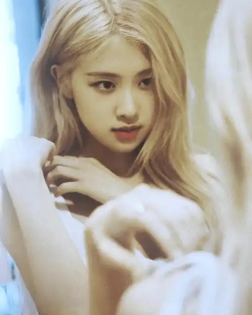 朴彩英solo纯白预告照又是一套高定两套裙子下半身都很火辣